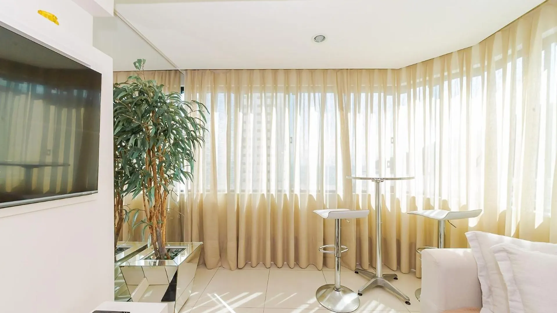 3 Suites Linda Vista Da Orla De Bc A 50M Da Praia - Somente Familiares Balneario Camboriu Apartment