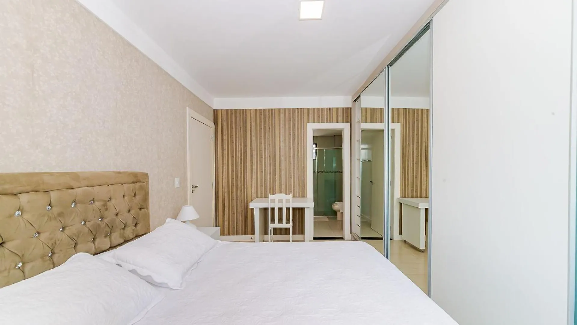 3 Suites Linda Vista Da Orla De Bc A 50M Da Praia - Somente Familiares Balneario Camboriu
